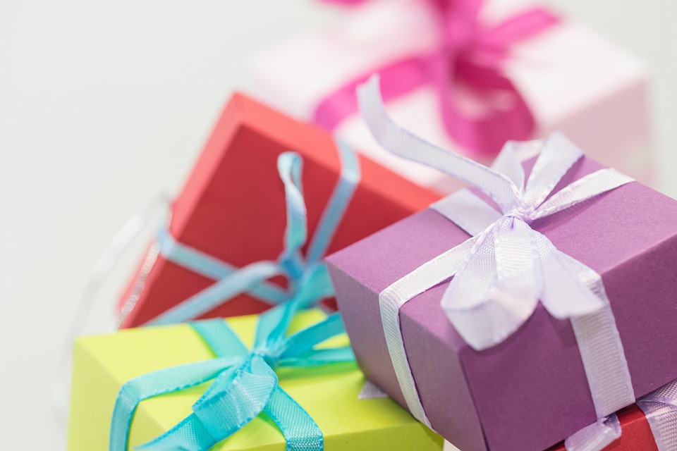 Pacchetti regalo: sempre più persone li utilizzano per i propri amici e parenti